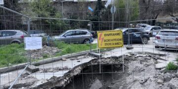 Пропадане в центъра на Варна блокира ремонти – спряха асфалтирането на ул. „Ал. Дякович“