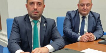 Властта притиска граждани доброволци, които събират подписи за референдум срещу изграждането на лагер за мигранти в Средец