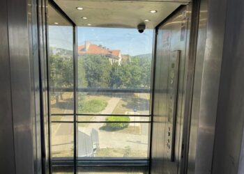 Варна: Деца счупиха асансьор на пасарелката в „Аспарухово“ и блокираха две жени