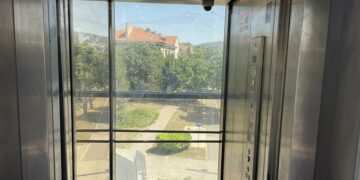 Варна: Деца счупиха асансьор на пасарелката в „Аспарухово“ и блокираха две жени