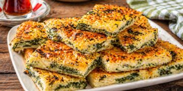 Хрупкава баница със спанак от готови кори – лесна рецепта за перфектен резултат у дома