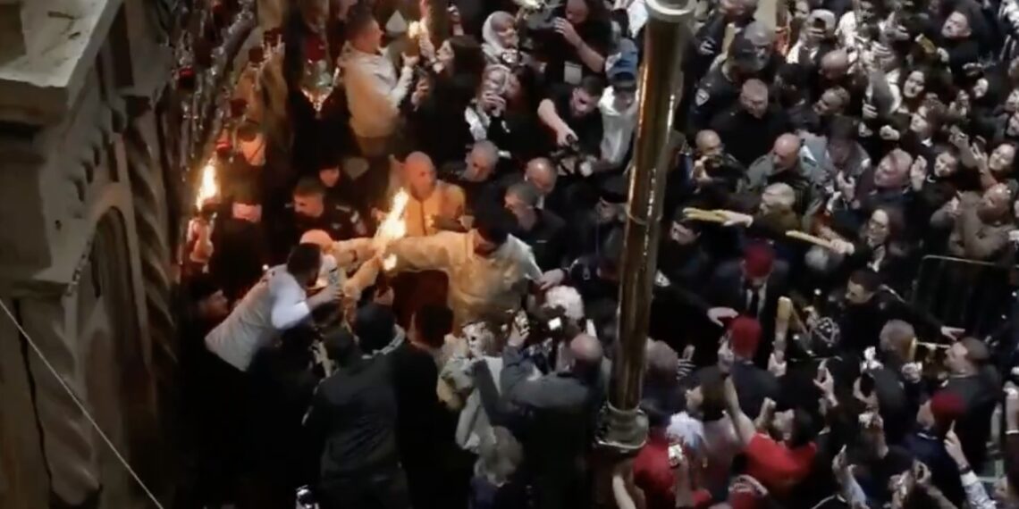 Благодатният огън слезе в храма на Божи гроб в Йерусалим (ВИДЕО)