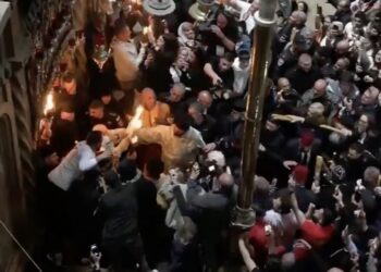 Благодатният огън слезе в храма на Божи гроб в Йерусалим (ВИДЕО)