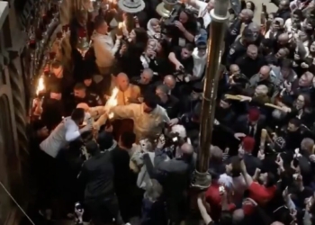 Благодатният огън слезе в храма на Божи гроб в Йерусалим (ВИДЕО)