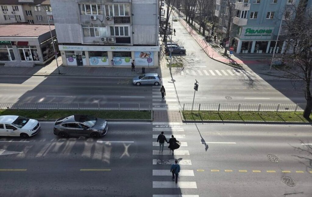 Пешеходна пътека на бул. „Осми Приморски полк“ във Варна с преминаващи автомобили