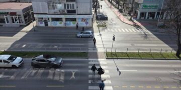 Пешеходна пътека на бул. „Осми Приморски полк“ във Варна с преминаващи автомобили