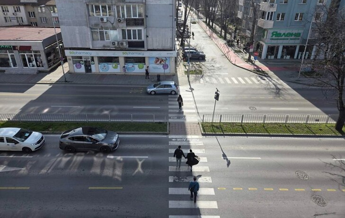 Пешеходна пътека на бул. „Осми Приморски полк“ във Варна с преминаващи автомобили