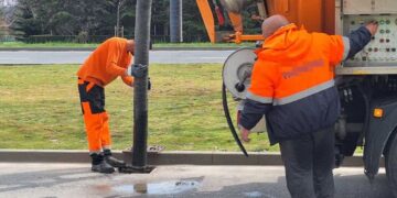 Продължава почистването на дъждоприемните шахти във Варна