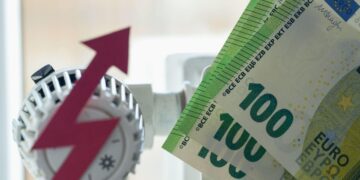 Поскъпване на отопление и ток – евро банкноти и радиатор символизират енергийната бедност в България