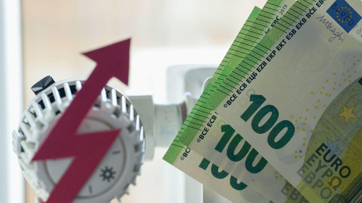 Поскъпване на отопление и ток – евро банкноти и радиатор символизират енергийната бедност в България