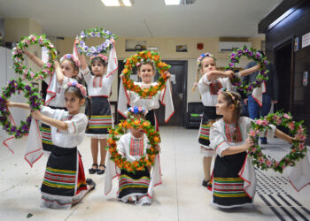 Малките лазарки от ДГ №34 „Лястовичка“ нарекоха за здраве и берекет „стопаните“ в Община Варна