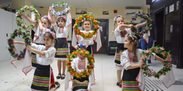 Малките лазарки от ДГ №34 „Лястовичка“ нарекоха за здраве и берекет „стопаните“ в Община Варна