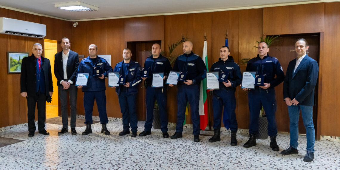 Героите, спасили дете, бяха наградени с почетния знак „Герб на община Ямбол“