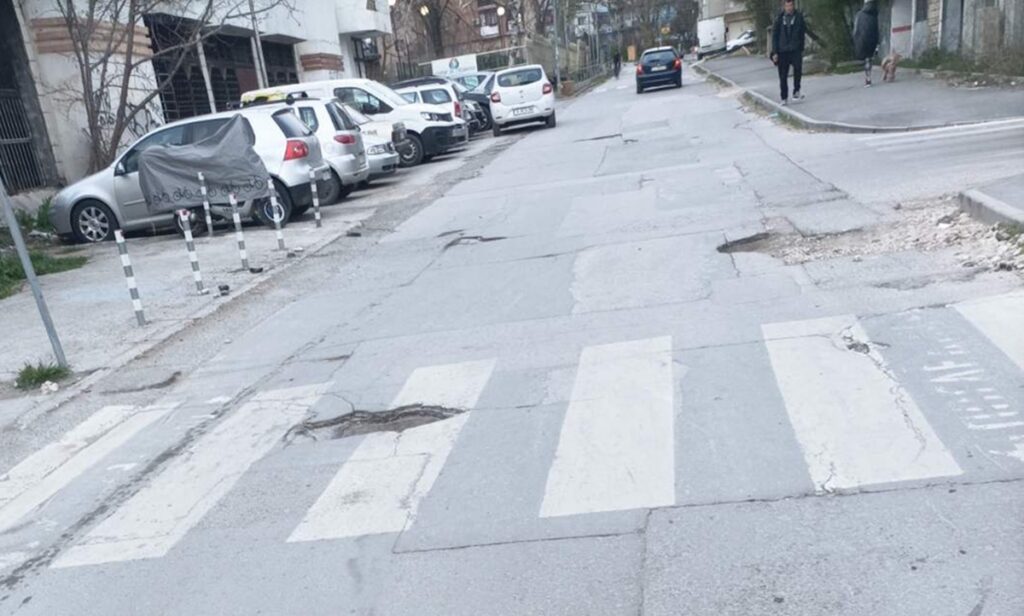 дълбоки дупки и разбита настилка на улица Петко Стайнов във Варна