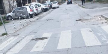 дълбоки дупки и разбита настилка на улица Петко Стайнов във Варна