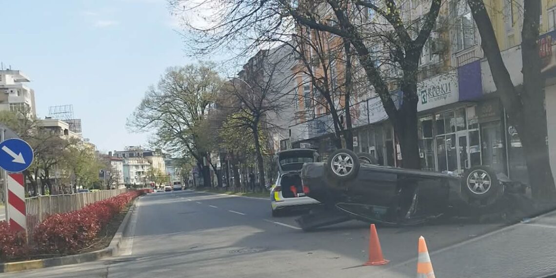 Автомобил се обърна по таван на кръстовище във Варна