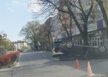 Автомобил се обърна по таван на кръстовище във Варна