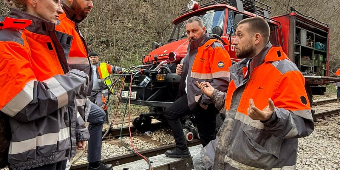 Заместник-министър Тюрк провери на място работата по възстановяване на жп движението между Радунци и Дъбово