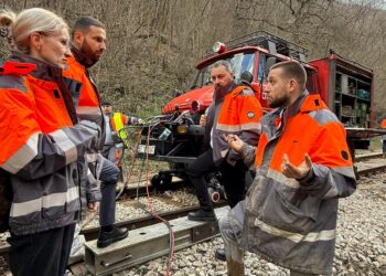 Заместник-министър Тюрк провери на място работата по възстановяване на жп движението между Радунци и Дъбово