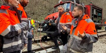 Заместник-министър Тюрк провери на място работата по възстановяване на жп движението между Радунци и Дъбово