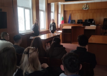 Ученици от Аксаково влязоха в Съдебната палата във Варна в Деня на отворените врати