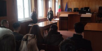 Ученици от Аксаково влязоха в Съдебната палата във Варна в Деня на отворените врати