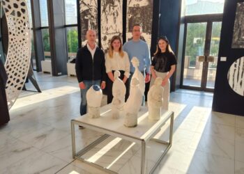 Варненска художничка със силно послание за дислексията: Александра Чолакова впечатли на Биеналето на хартията в София