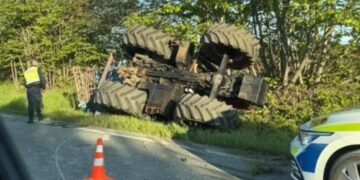 Катастрофа между камион и трактор затруднява движението по пътя София – Варна