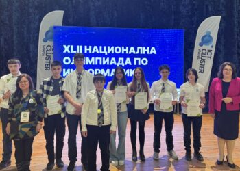 Ученици участват в състезание по информатика пред компютри