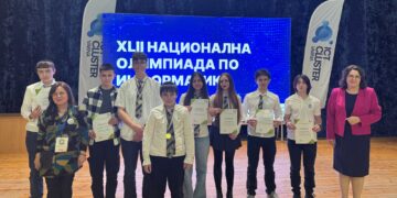 Ученици участват в състезание по информатика пред компютри