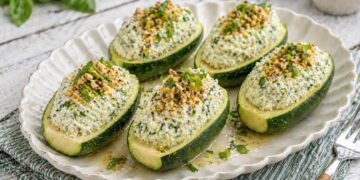 Пълнени тиквички с крем от сирена и босилек – лесна рецепта със средиземноморски вкус