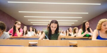 Над 500 кандидати се явяват на предварителен изпит по биология в МУ-Варна