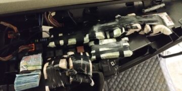 Откриха над 100 000 недекларирани евро във въздуховода на арматурното табло на камион