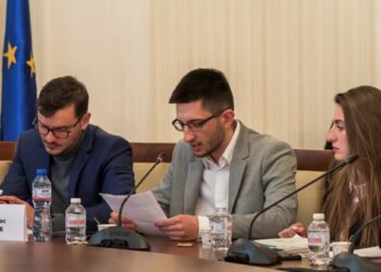 Студент от Варна представи визия за развитието на България на кръгла маса в Народното събрание