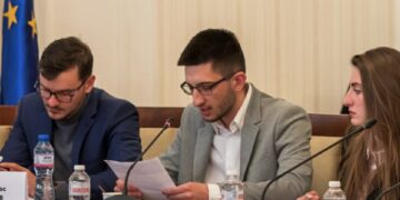 Студент от Варна представи визия за развитието на България на кръгла маса в Народното събрание
