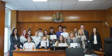Блестящи аргументи и оспорвани дебати: Ученици от IV ЕГ „Фр. Жолио-Кюри“ премериха сили в Окръжен съд – Варна