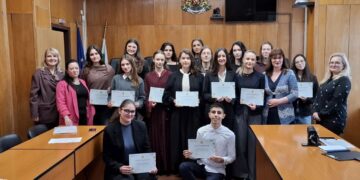 Ученици от Варна влязоха в ролята на участници в симулиран процес за разпространение на наркотици