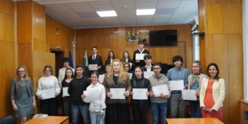 Ученици от Варна влязоха в ролите на страни, съдии и адвокати в реалистичен симулиран процес по семейно дело