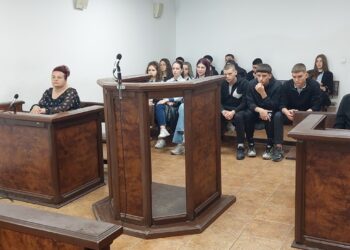 Съдия от Варна разясни на ученици как работи съдът и новите наказания за престъпления срещу деца