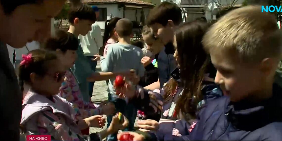 Във Варна се проведе турнир по борба с великденски яйца (ВИДЕО)