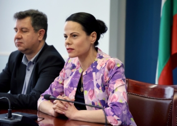 Министър Ивкова на среща с РЗИ: Единствената опция за извънредна обработка срещу комари е чрез здравните инспекции
