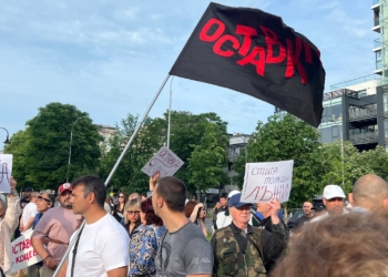 „За цялостно творчество!“: Варненци настояват за оставката на кмета Благомир Коцев и екипа му (ВИДЕО/СНИМКИ)