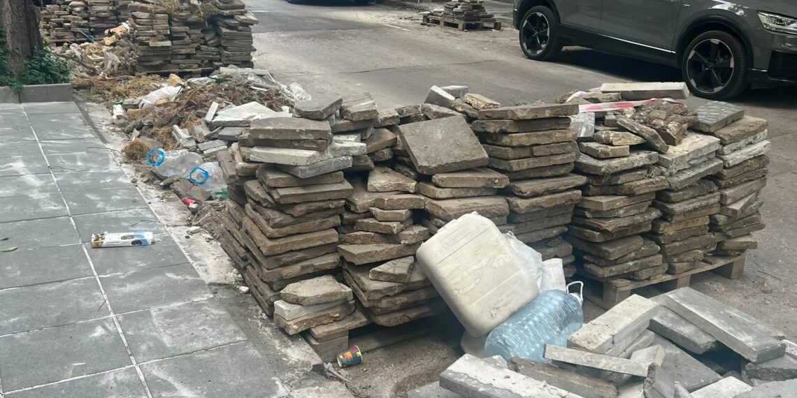 Купища стари плочки и отпадъци “паркирани” в “синя зона” при ремонт на ул. “Опълченска” във Варна