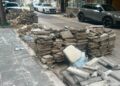 Купища стари плочки и отпадъци “паркирани” в “синя зона” при ремонт на ул. “Опълченска” във Варна