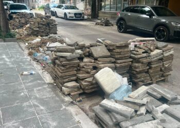 Купища стари плочки и отпадъци “паркирани” в “синя зона” при ремонт на ул. “Опълченска” във Варна
