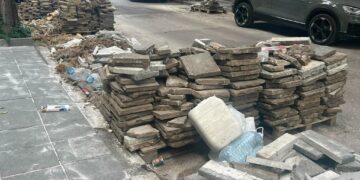 Купища стари плочки и отпадъци “паркирани” в “синя зона” при ремонт на ул. “Опълченска” във Варна