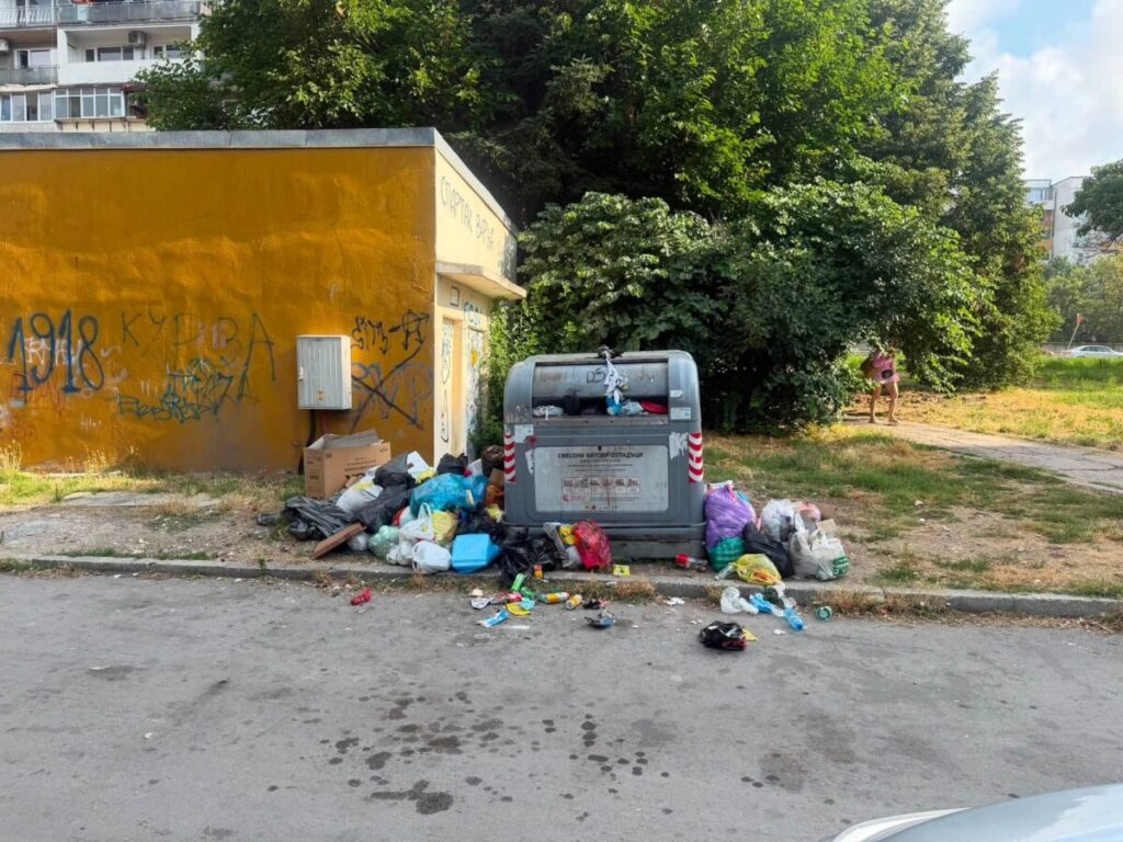 Препълнен контейнер с отпадъци в жилищен квартал във Варна по време на проверка на чистотата