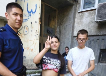 След сигнал в Шумен деца и полицай заедно почистиха квартала