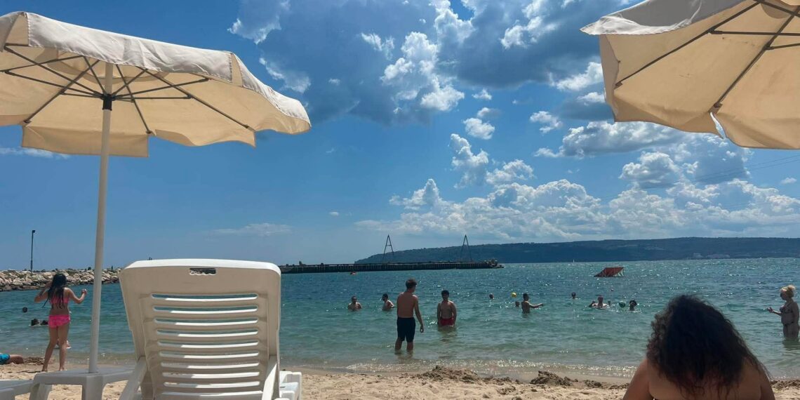 След инвазията на платените чадъри на първа и втора буна във Варна, атракциони превзеха и морето (ВИДЕО/ СНИМКИ)
