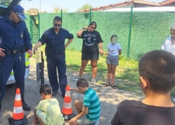 Полицаи от Девня учиха деца в Падина как да се движат безопасно през ваканцията